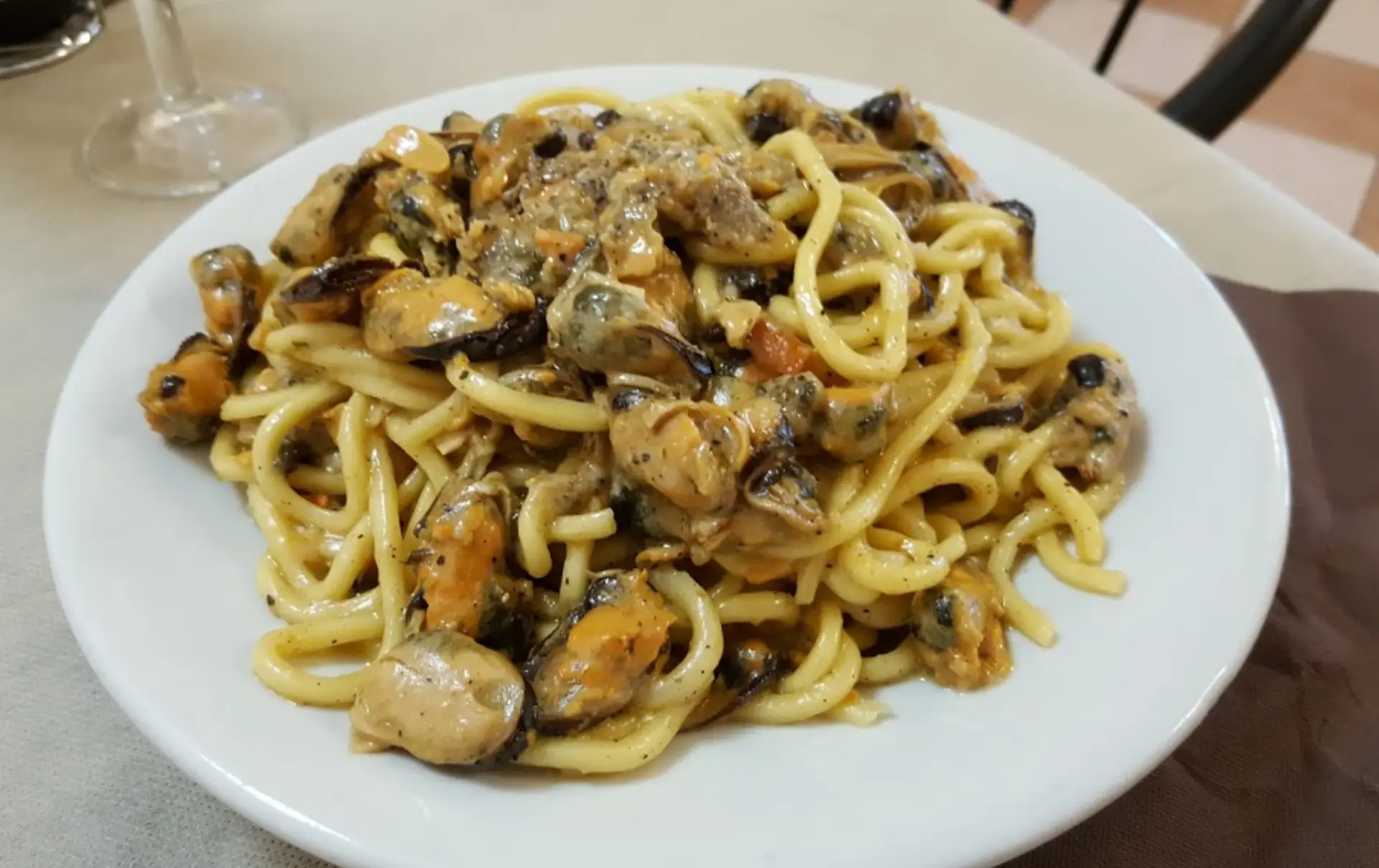 Piatto di pasta con cozze e salsa cremosa.