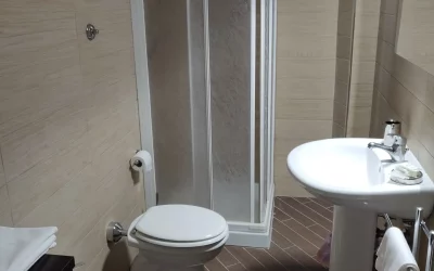 Bagno con doccia, lavabo, WC e bidet.